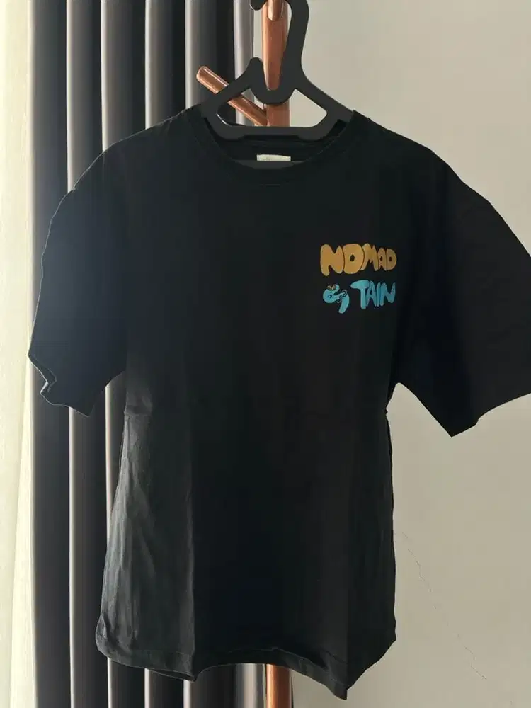 Kaos nomad studio pria hitam