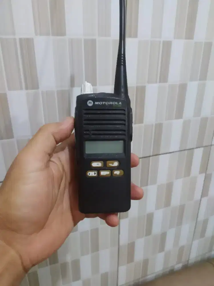 HT Motorola CP 1300 UHF 1 lengkap charger