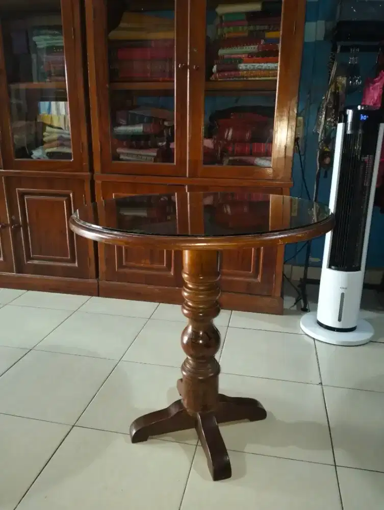 Meja bulat kayu plus kaca