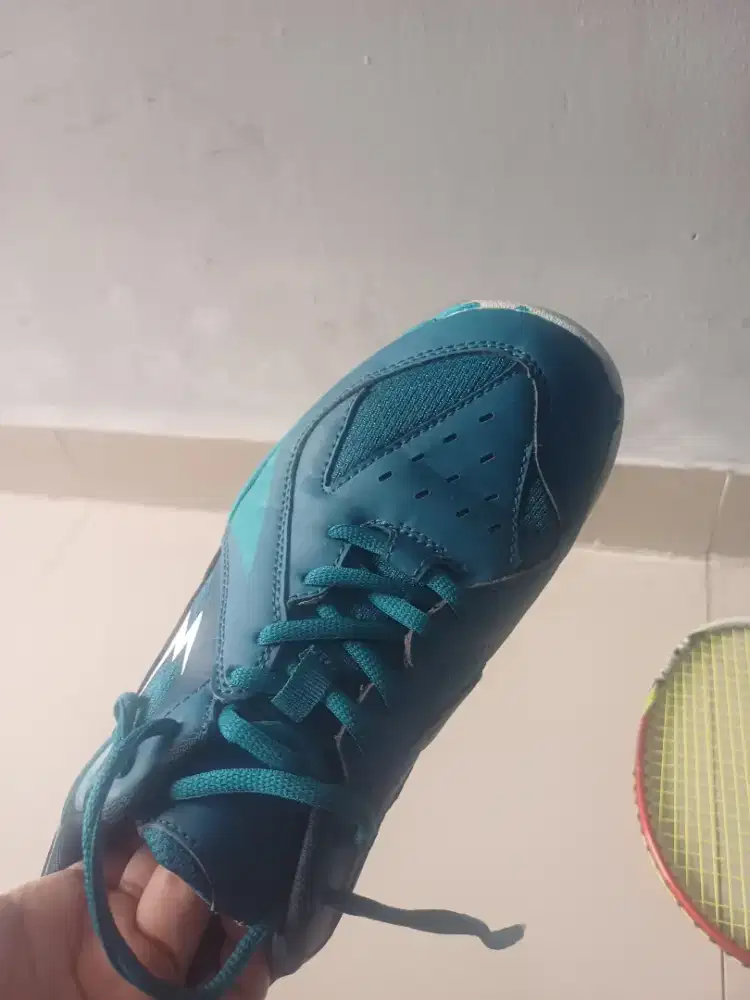 Raket dan sepatu