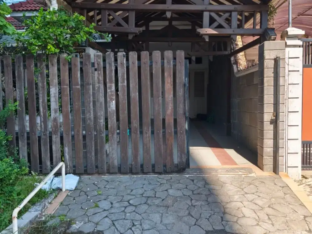 Dijual rumah Raya Darmo Permai