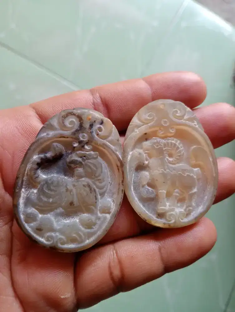 Liontin giok ukir macan & domba