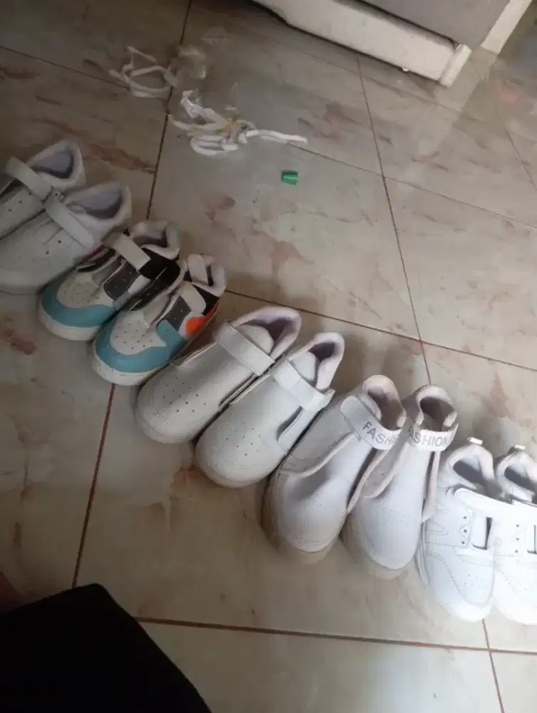 Sepatu anak 4 dan enam tahun kondisi baru