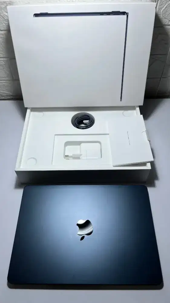 Macbook Air M2 16/256 Likenew Garansi aktif