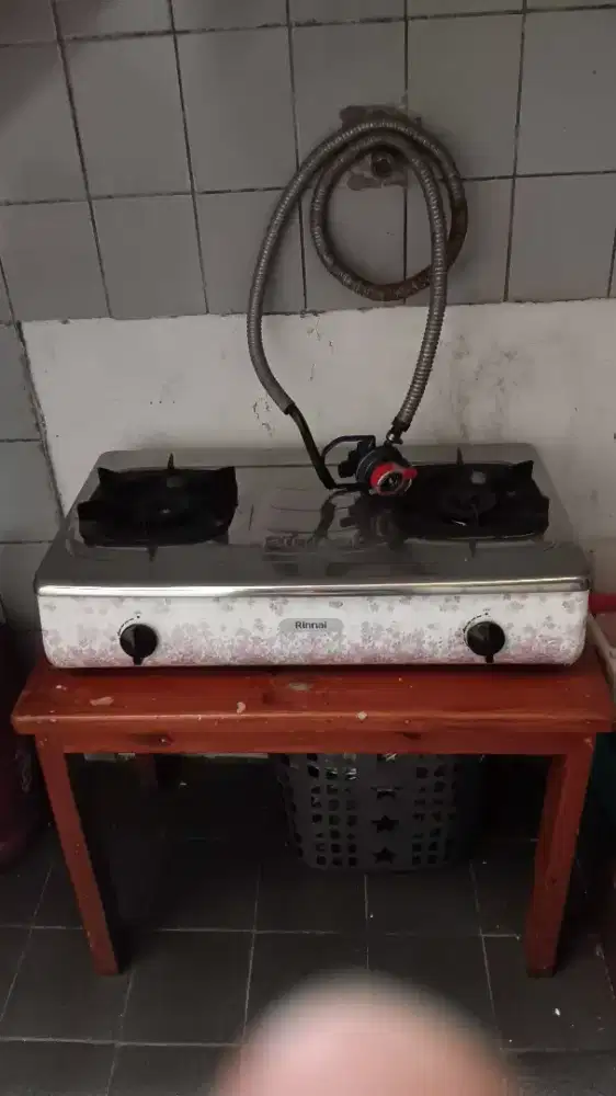 Di jual kompor gas rinnai plus regulator nya yg bgs pnya