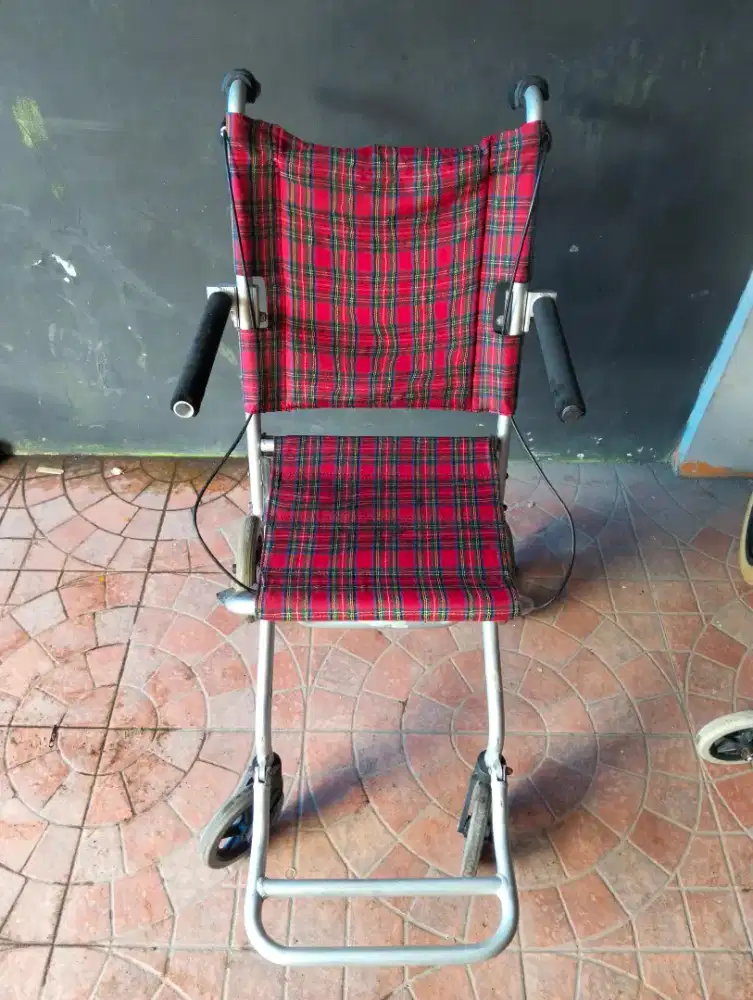 Kursi roda bekas siap pakai