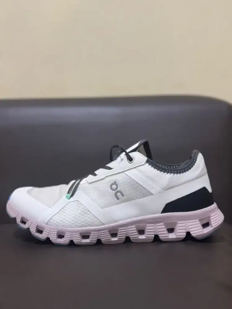Sepatu on cloud (41) sport/sneaker