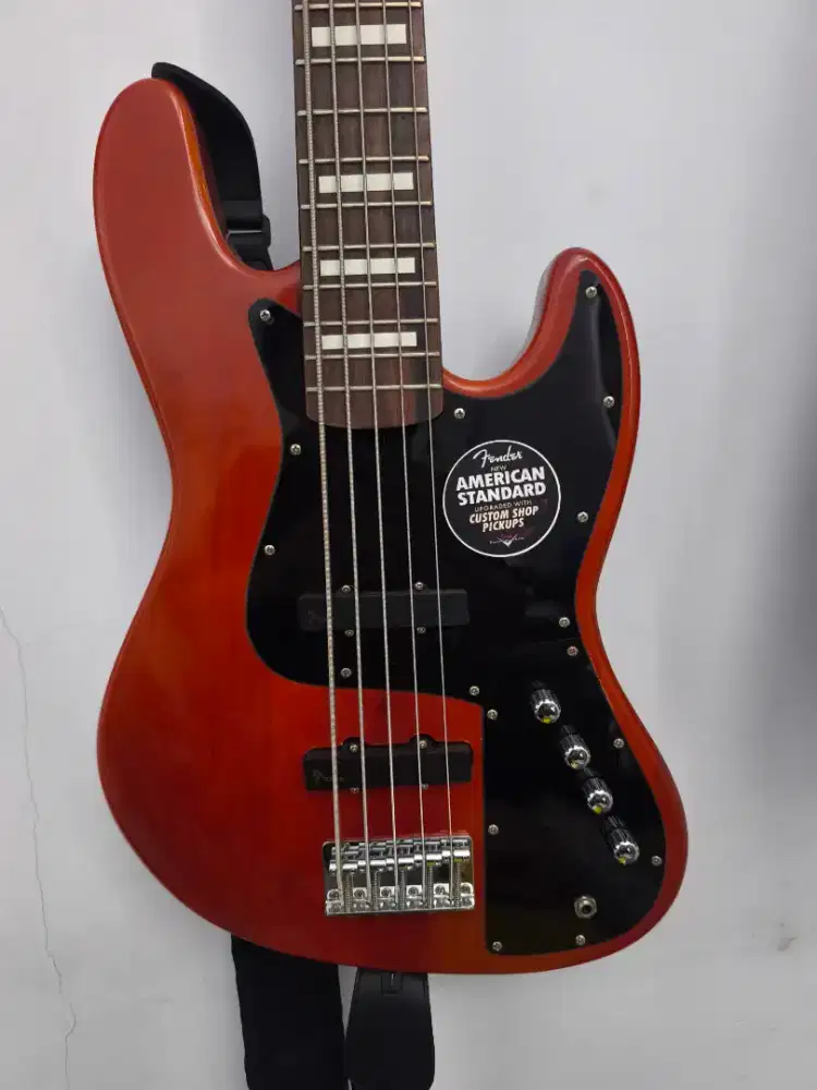 Fender custom active 5 string Bass + gigbag