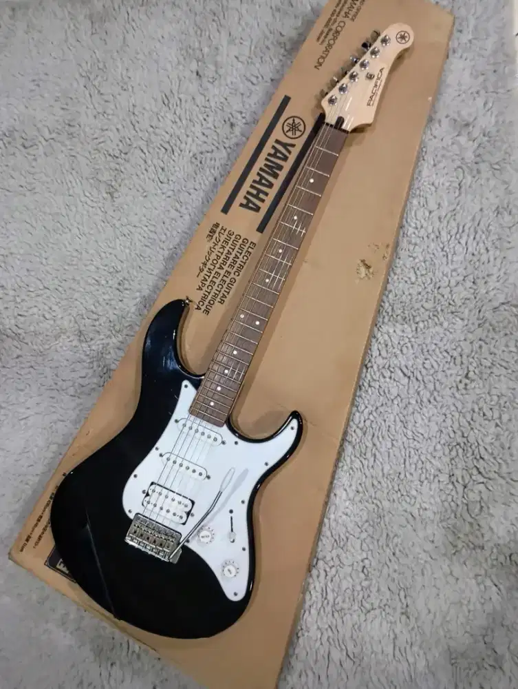 Gitar Yamaha Pasifica 112J