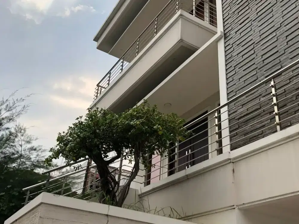 Di Jual/ DI Sewakan Rumah Permata Buana Perbun Hoek 12,5MJual dan 250 juta sewa