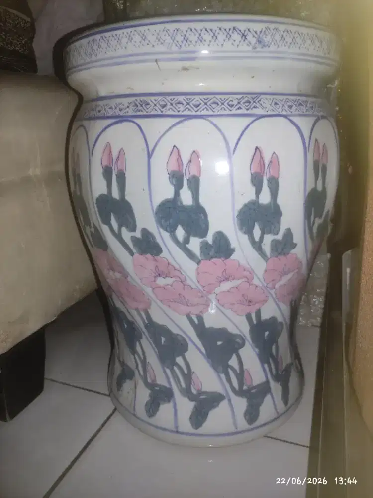 Guci antik bahan tebal kokoh
