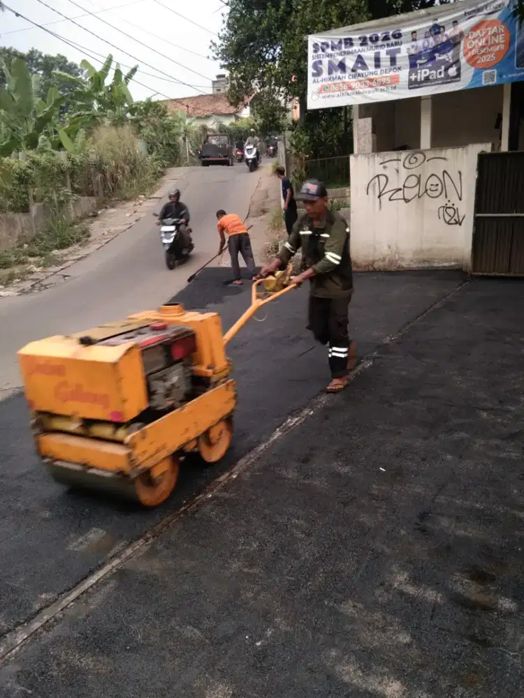 Aspal hotmix halaman sekolah
