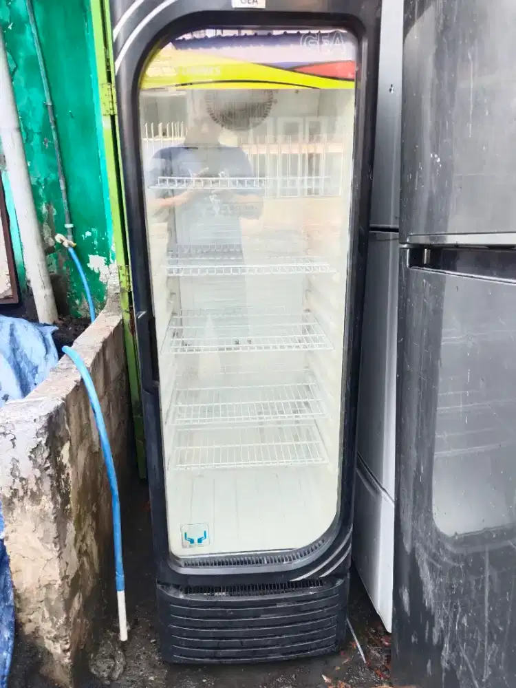 Showcase gea oval ukuran jumbo kondisi normal dingin siap pakai