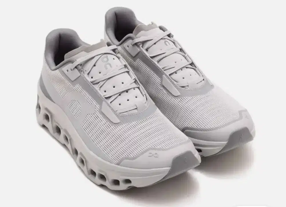 Sepatu on cloud original