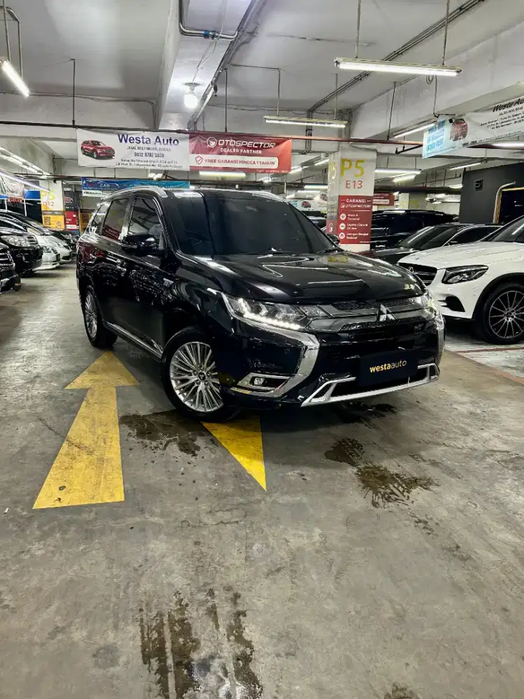 KM 59rb Mitsubishi Outlander PHEV Ultimate 4x4 2019 HV Like New 2020