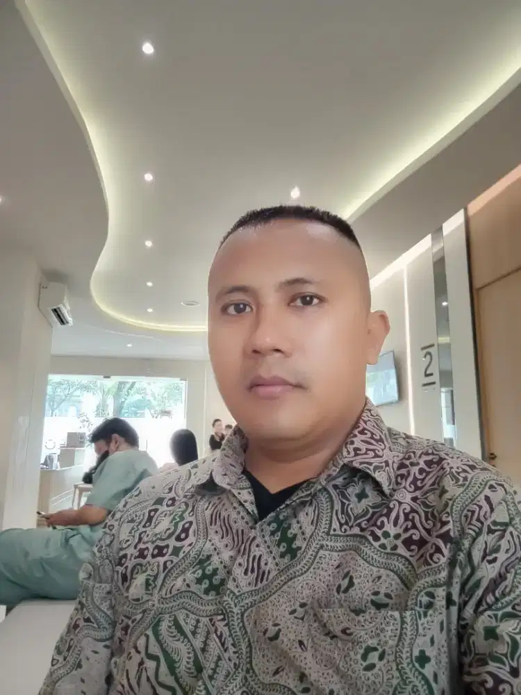 Mencari kerja sebagai supir pribadi.