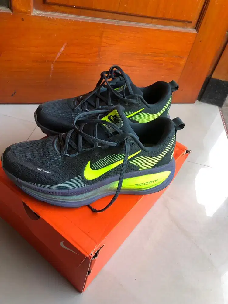 Sepatu lari Nike Vomero 18 Seaweed/Volt-Cannon