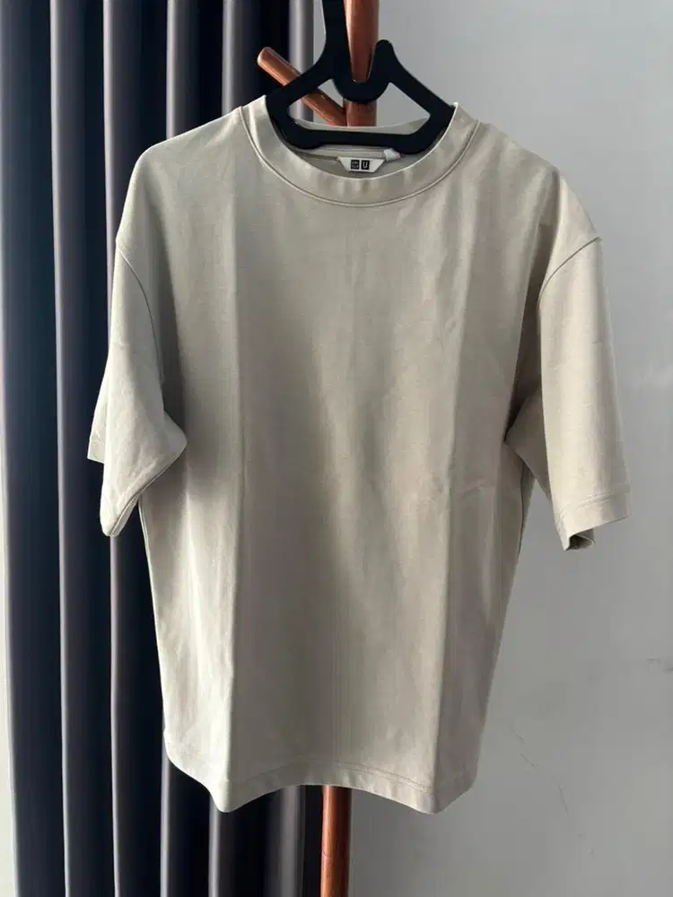 Kaos uniqlo airsm pria warna cream