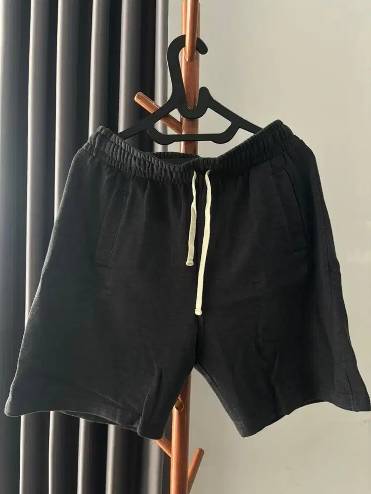 Celana pendek pria hitam size M