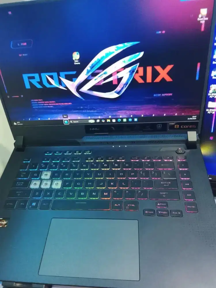 ASUS ROG STRIX G513IC 
AMD Ryzen 7-4800H
RAM 8GB
SSD 512GB/RTX 3050