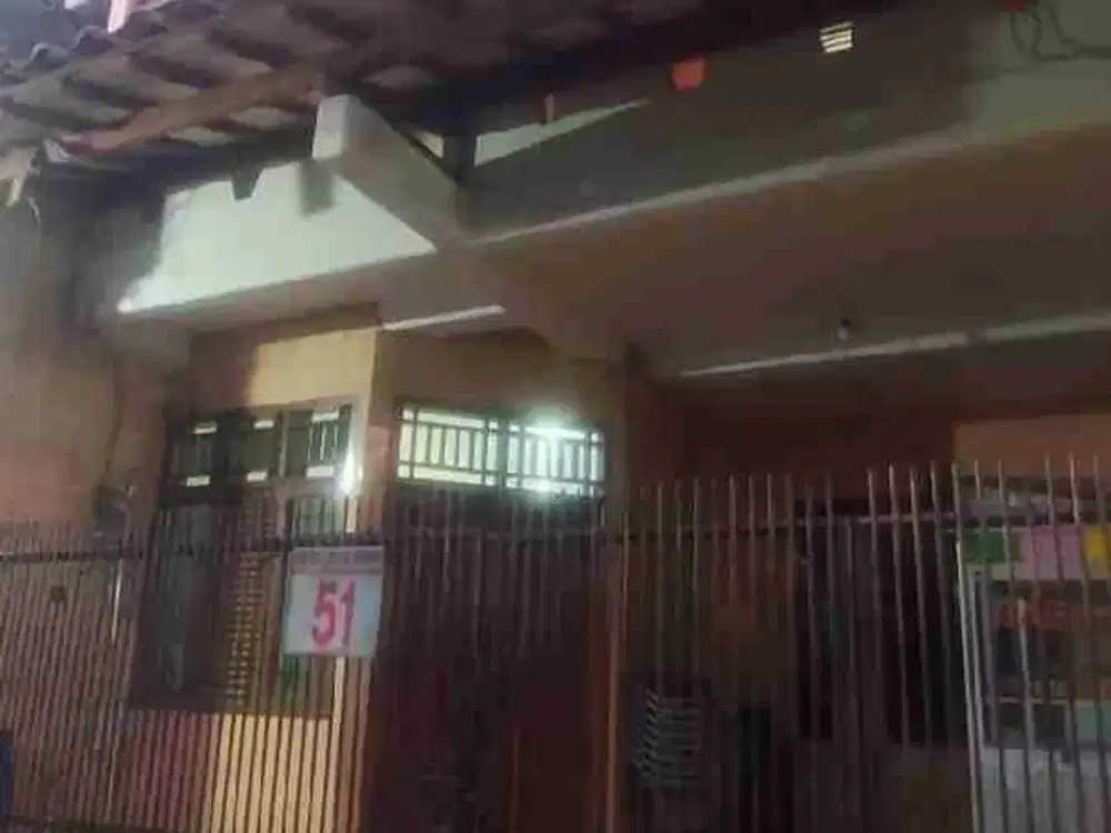 Prumnas Klender, Rumah 3 lantai,bagus,siap huni.lokasi strategis,Deket stasiun,dkt tempat ibadah,