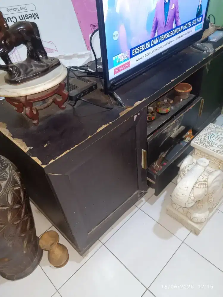 Meja tv kena rayap