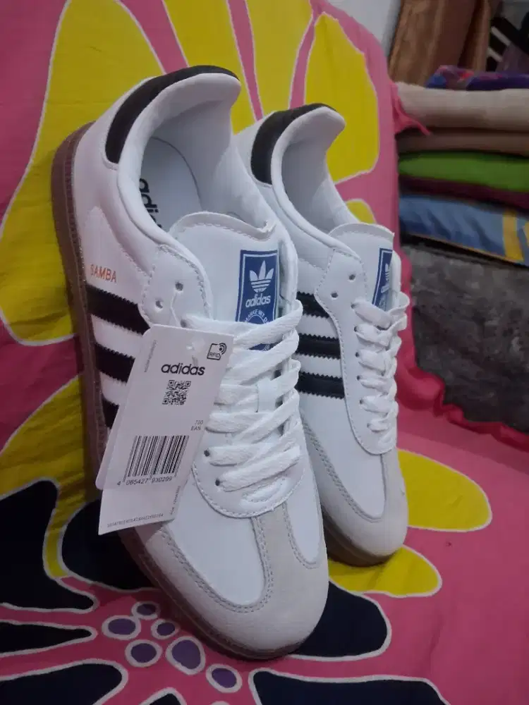 Sale..Adidas Samba White Black 
Size 40 &  42