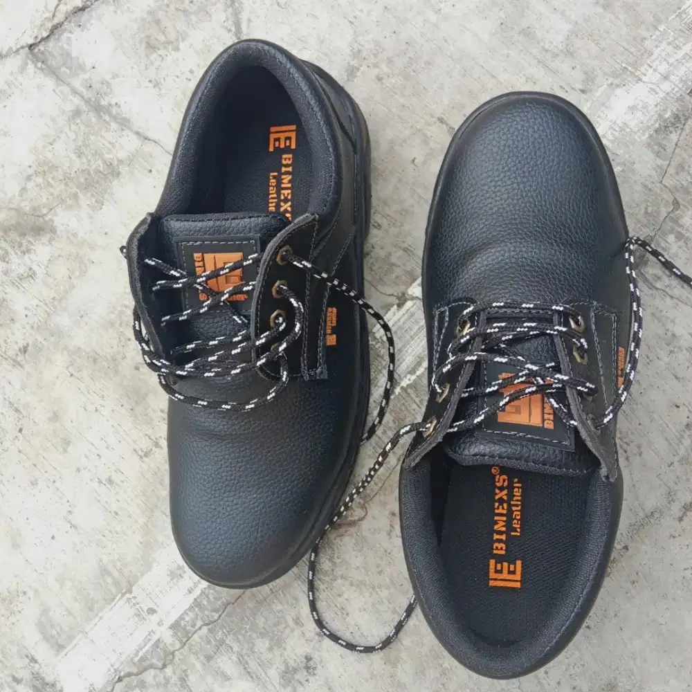 Sepatu safety no 42