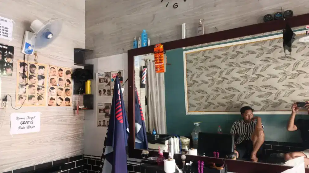 Di butuhkan capster untuk semi barber