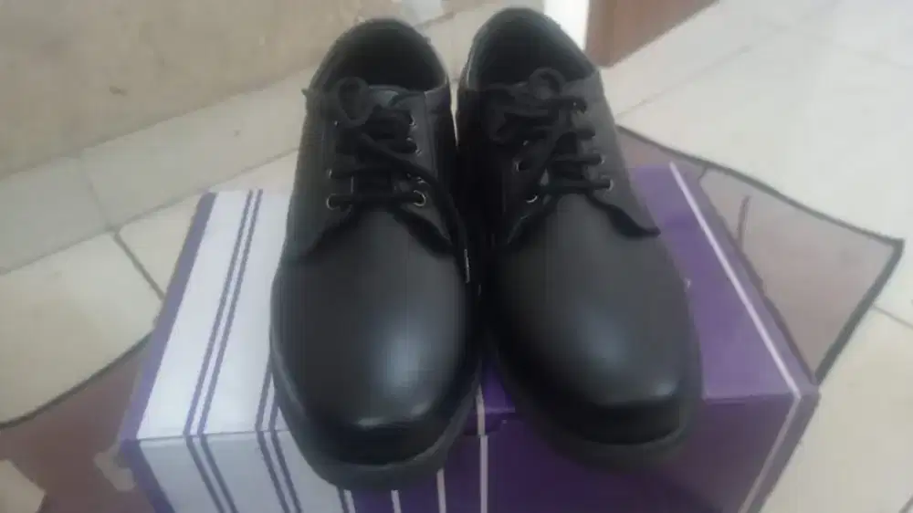 Jual sepatu masih baru