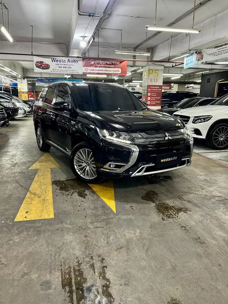 KM 59rb Mitsubishi Outlander PHEV Ultimate 4x4 2019 HV Like New 2020