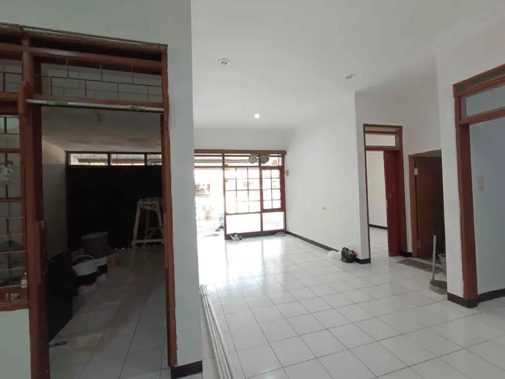 DISEWAKAN RUMAH
TAMAN KOPO INDAH II

 Luas Tanah : 144
 Luas Bangunan : 110
 Lantai : 1Lantai
 Kamar Mandi : 3
 Kamar Tidur : 3+1
 Dapur : ADA
 Carport : 1
 Air : PAM
 Listrik : 2200Watt.    
       Token
 Surat : SHM
 Hadap : Utara
 Harga : 43 jt/thn