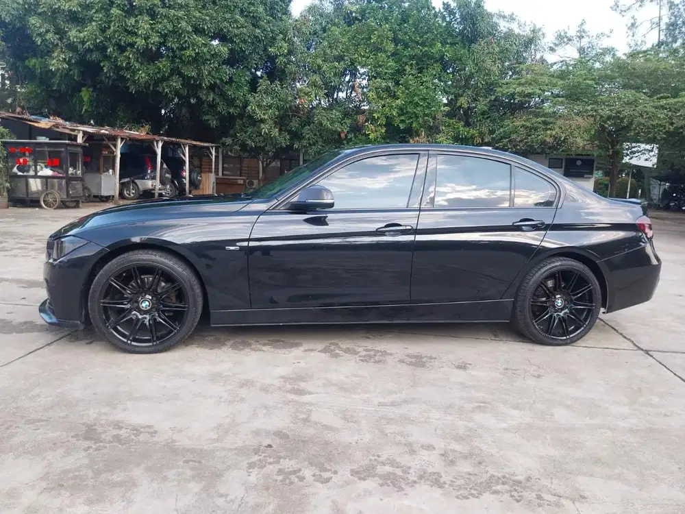 BMW 320i 2012 Bensin