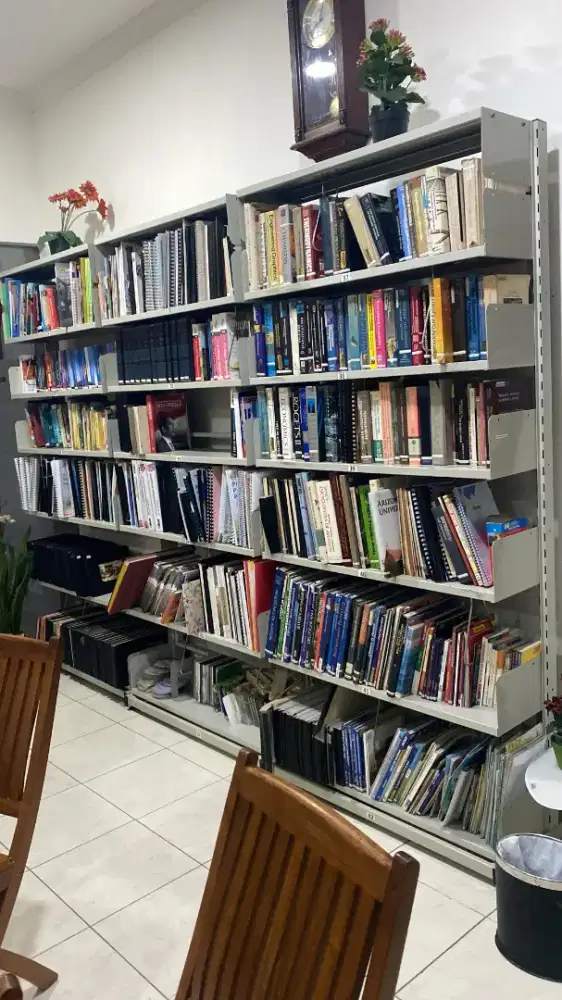 Rak buku minimalis