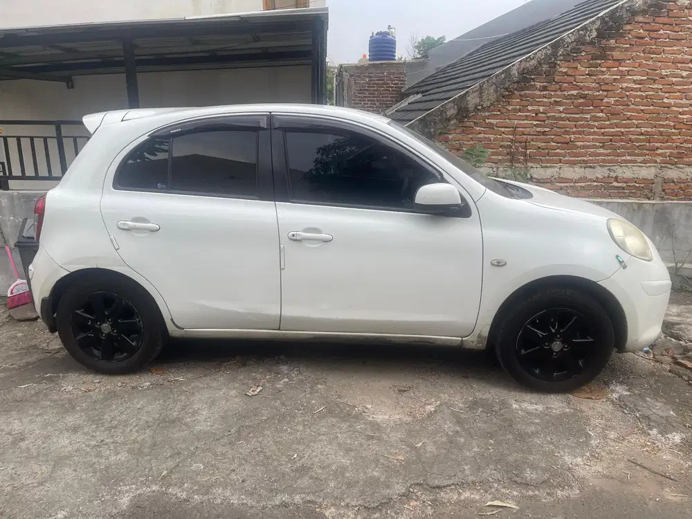 Nissan March 2011 Bensin