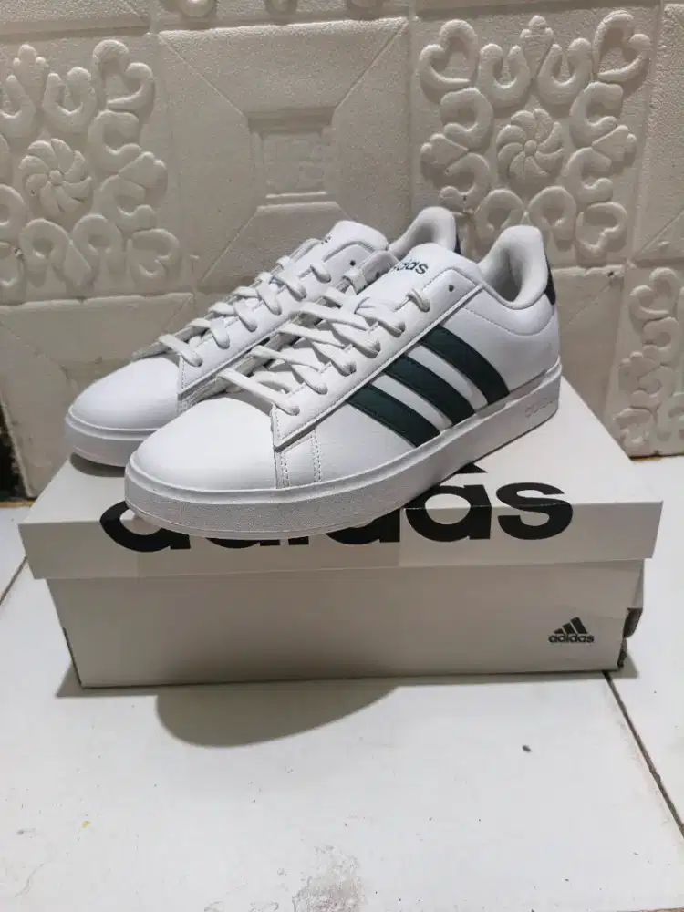 Sepatu Casual Adidas (Original)