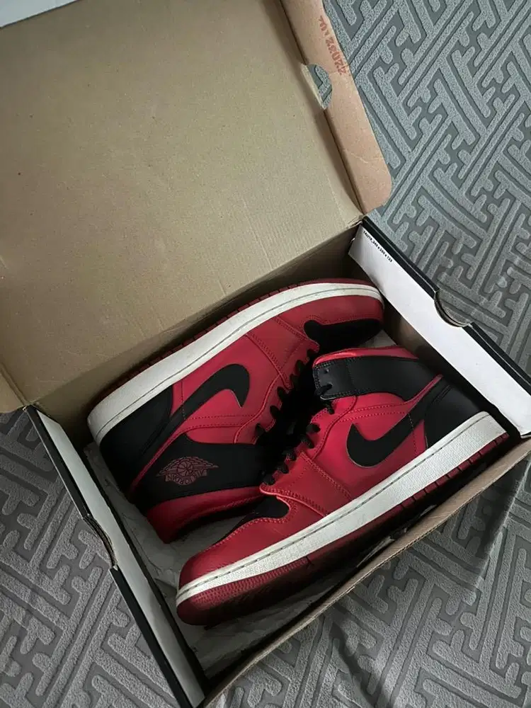 Air Jordan 1 Mid Bred