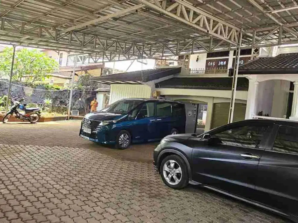 Rumah luas ,bagus, hitung tanah , duren sawit deket stasiun, Deket tempat ibadah.
