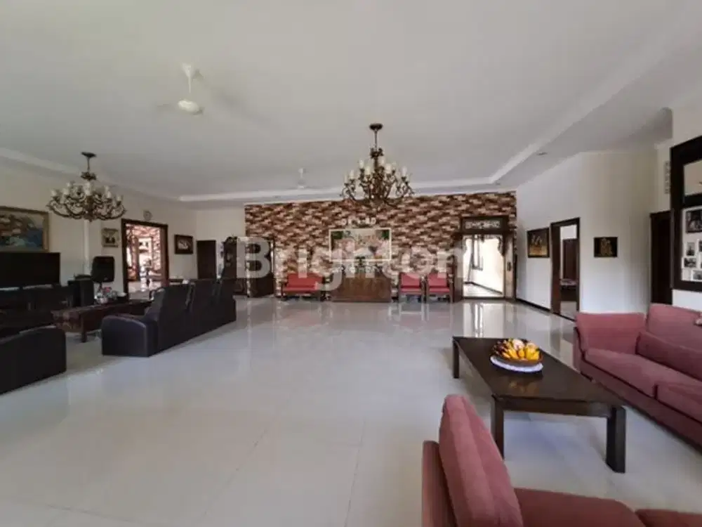 RUMAH MEWAH RASA VILA DI PERUMAHAN PUPUK