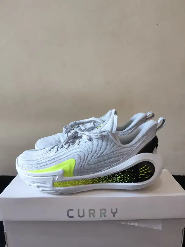 Sepatu Basket Curry 12