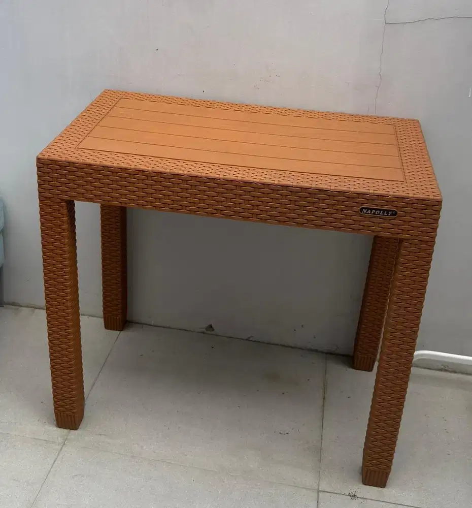 Meja napoly bahan anyaman rotan