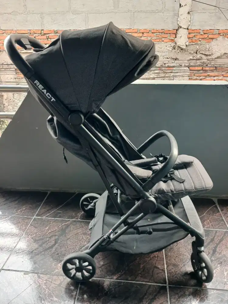 Cocolatte GB React Stroller dan ARTIO Red Infant Carrier