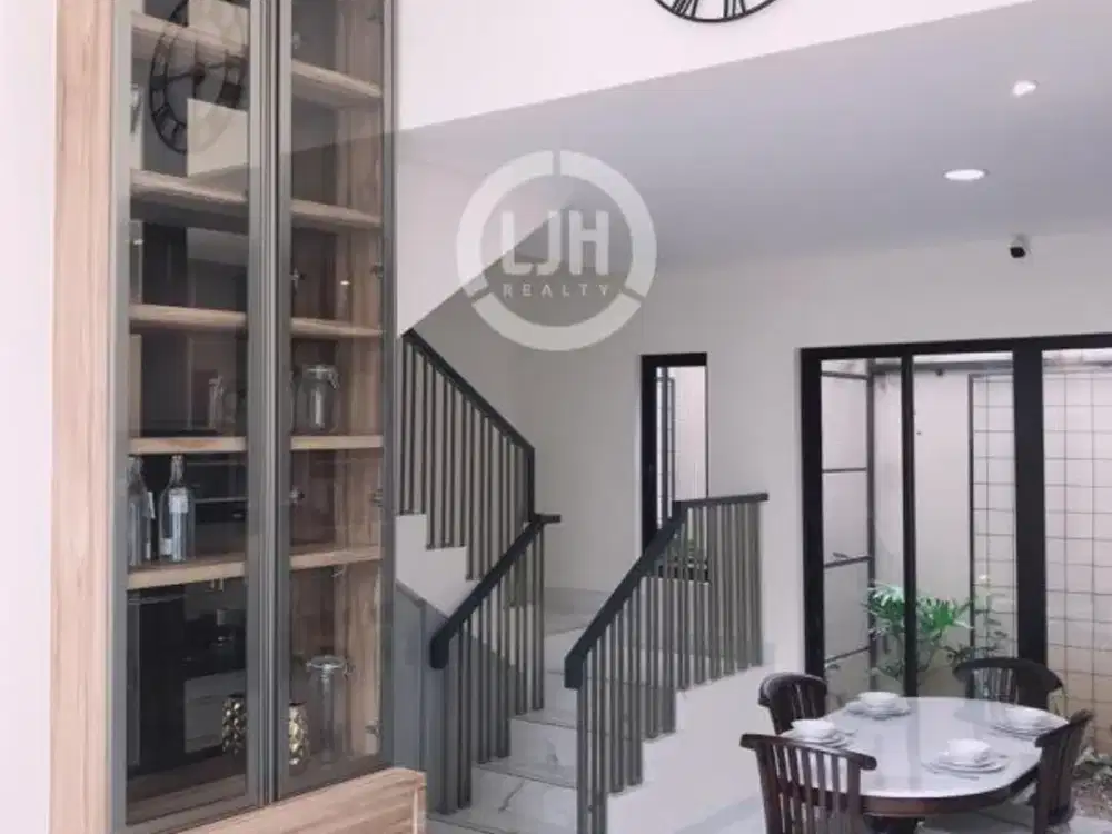 Rumah 3 Lantai Full Furnished di JGC Cluster Semayang, Cakung, Jakarta Timur