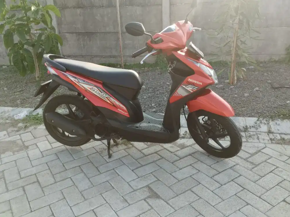Motor matic honda beat merah 2014