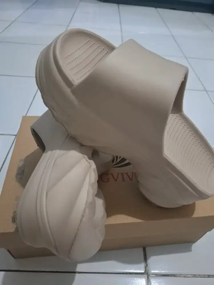 Sandal wedges empuk