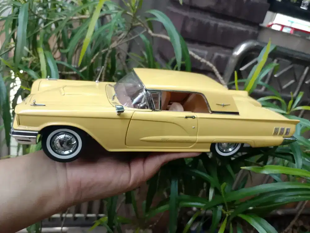 Ford Thunderbird 1960 by Sun Star 1:18 Classic Die Cast