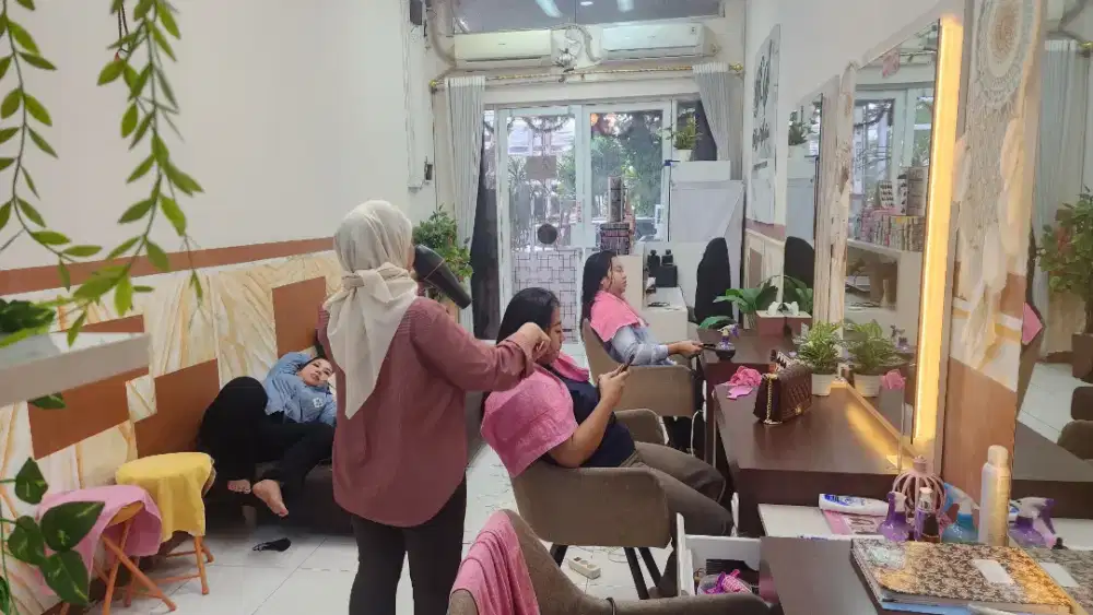 Dicari stylish salon kecantikan..Bisa tinggal disalon