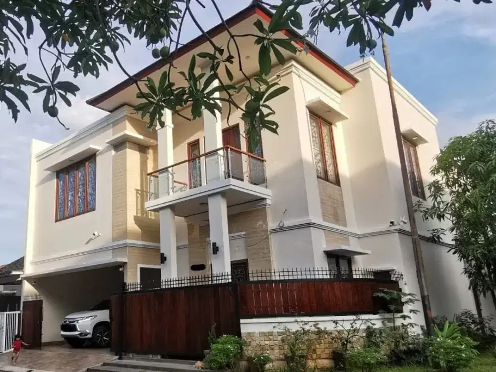 Rumah hook 3 lantai 4 kamar hadap utara ada kolam renang