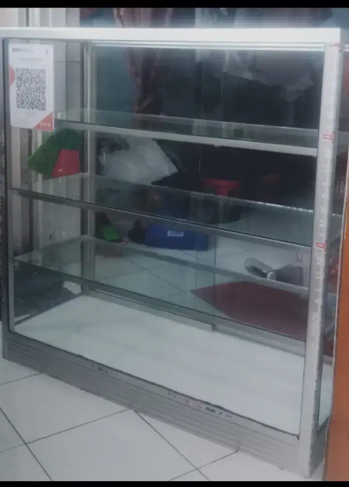 Etalase kaca ukuran 1 meter.