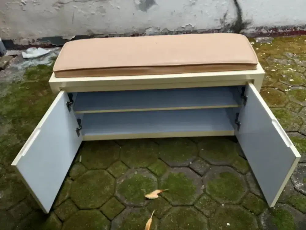 Lemari Sepatu dengan Tempat Duduk